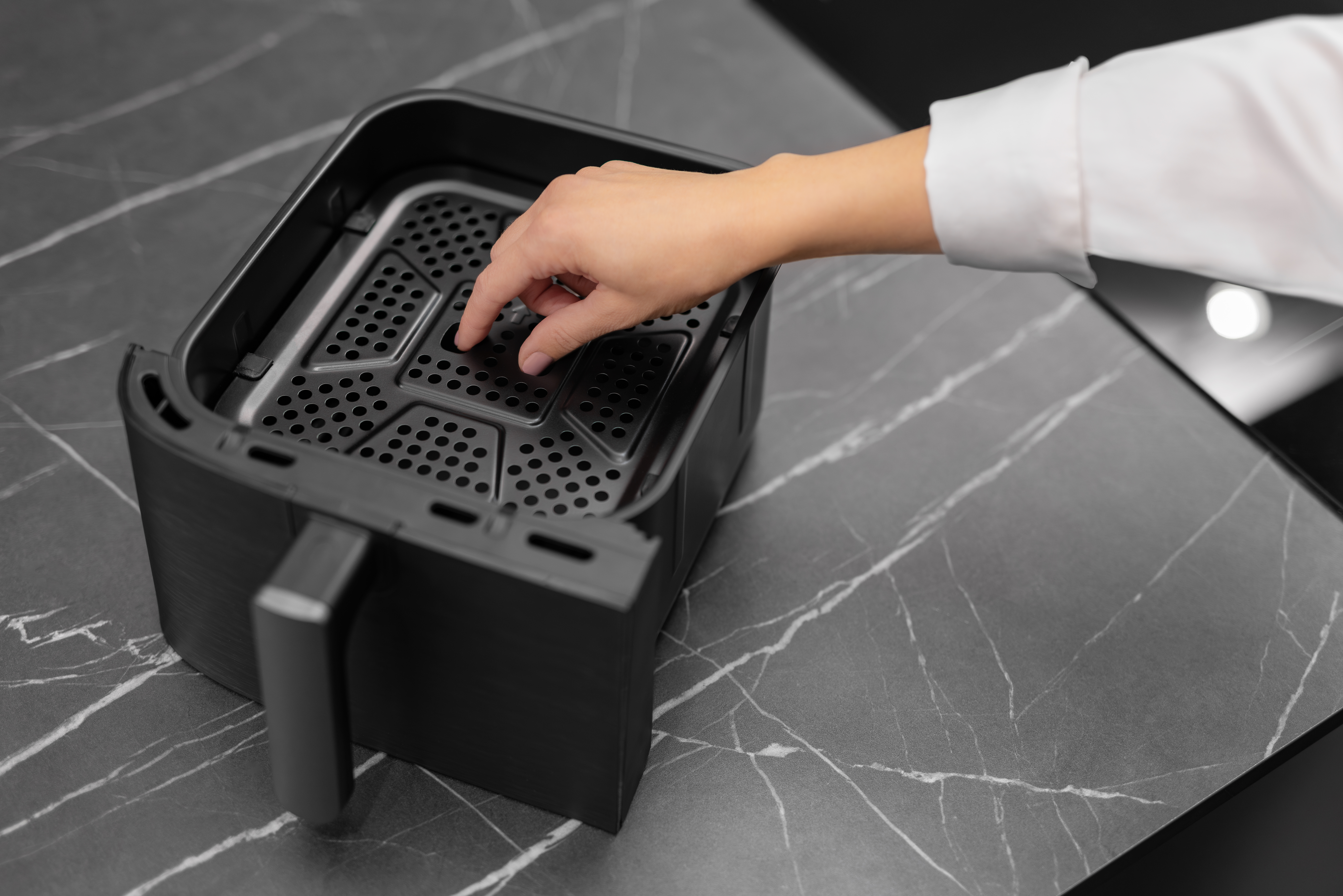 HISENSE AirFryer Solo - Heißluft-Fritteuse (11 Liter) HAF2700DHA