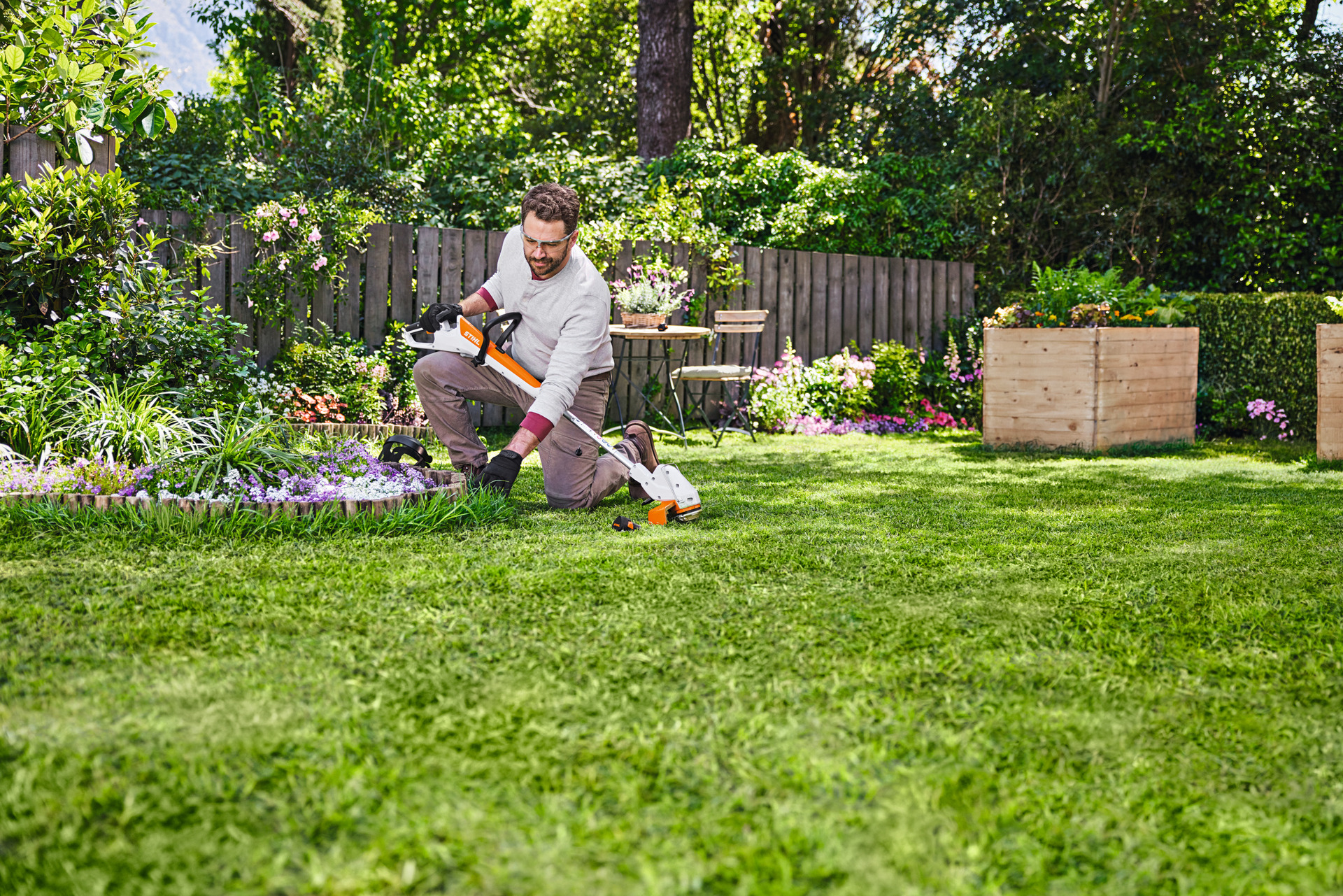 STIHL FSA 30 Akku-Motorsense Set inkl. AS 2 Akku, AL 1 Ladegerät & 8 PolyCut Ersatzmessern